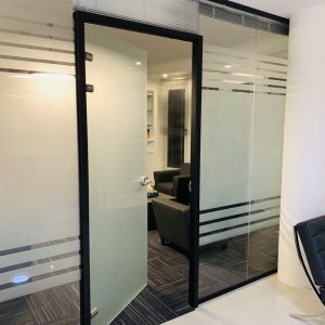 پارتیشن اداری شیشه ای فریم لس