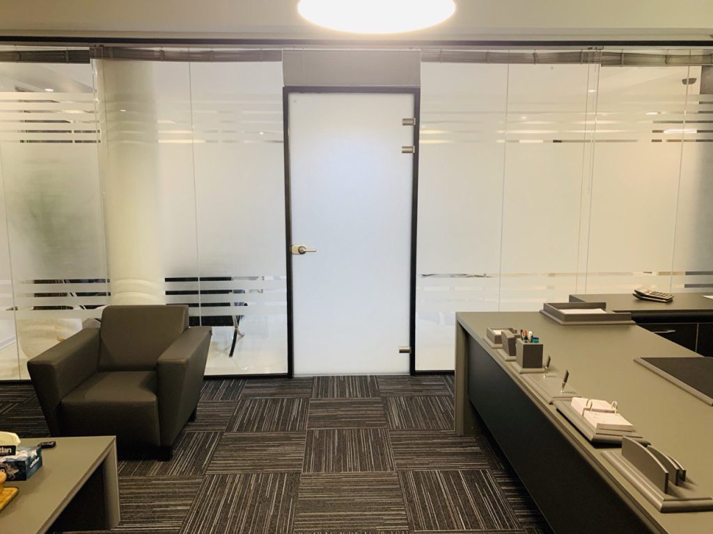 پارتیشن اداری شیشه ای فریم لس