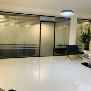 پارتیشن اداری شیشه ای فریم لس