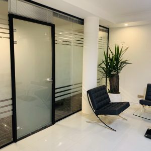 پارتیشن اداری شیشه ای فریم لس
