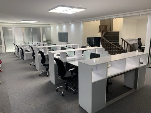 اجرای دکوراسیون با پارتیشن فریم لس و تجهیز مبلمان اداری