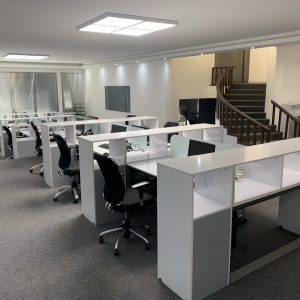 اجرای دکوراسیون با پارتیشن فریم لس و تجهیز مبلمان اداری